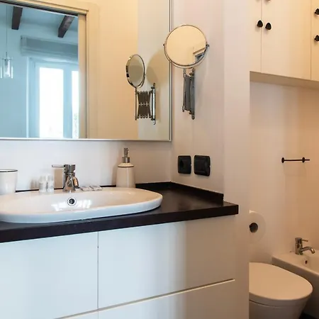 Youhosty - Charming 2-bed Flat With Terrace, Navigli & Duomo * Milano